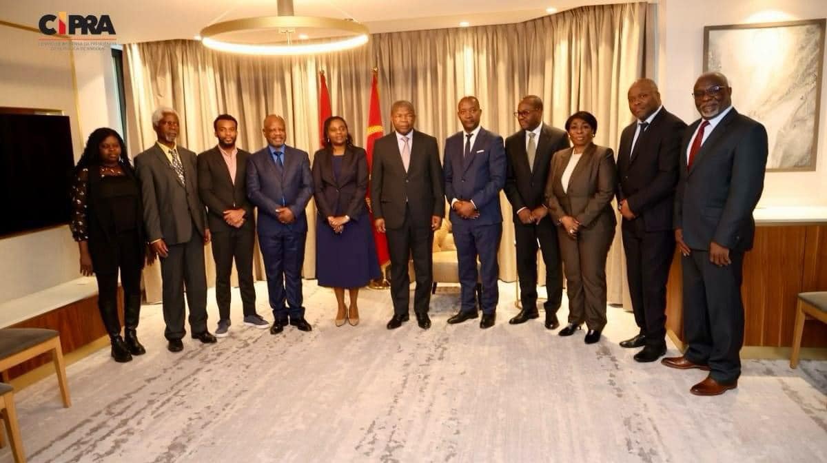 Presidente da Repúblicaconversa com membros da comunidade angolana residente