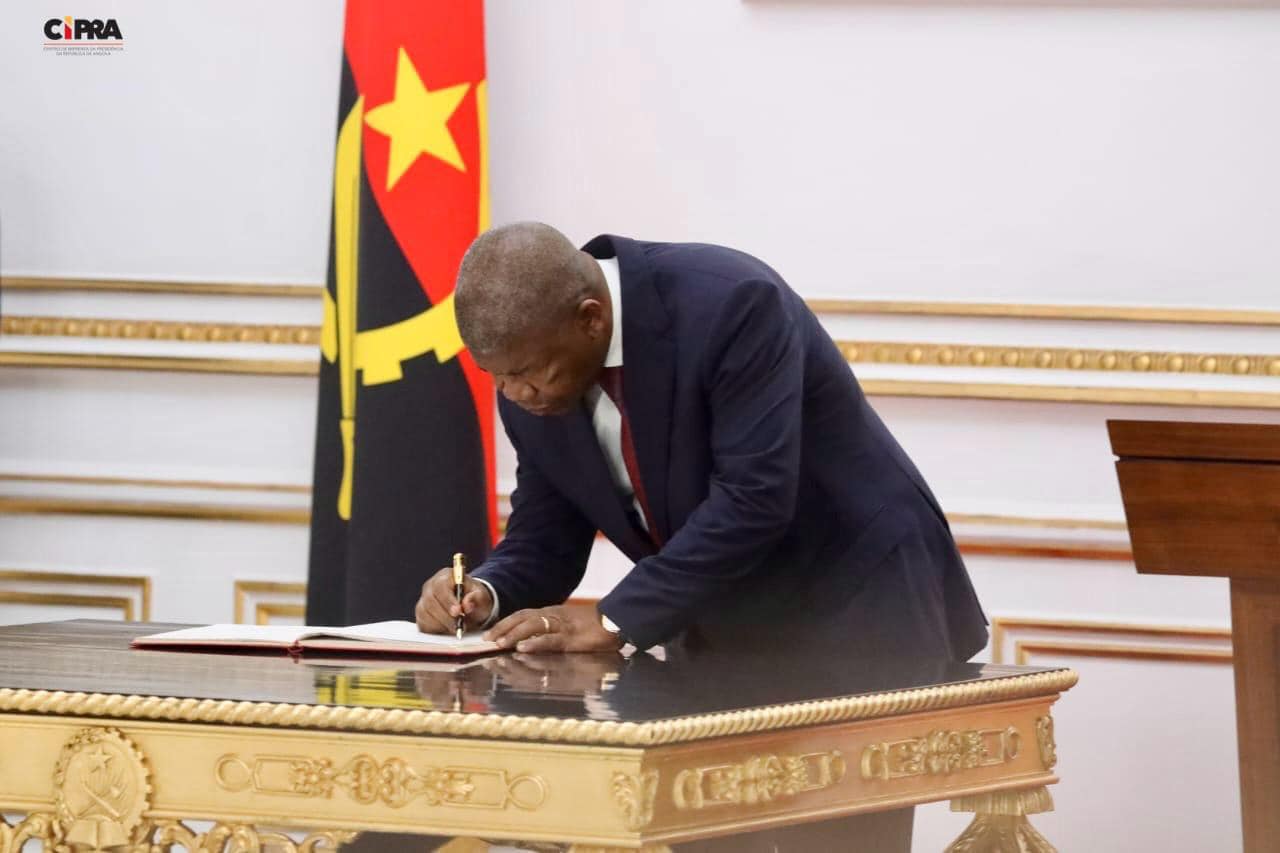 Presidente da República exarou vários decretos