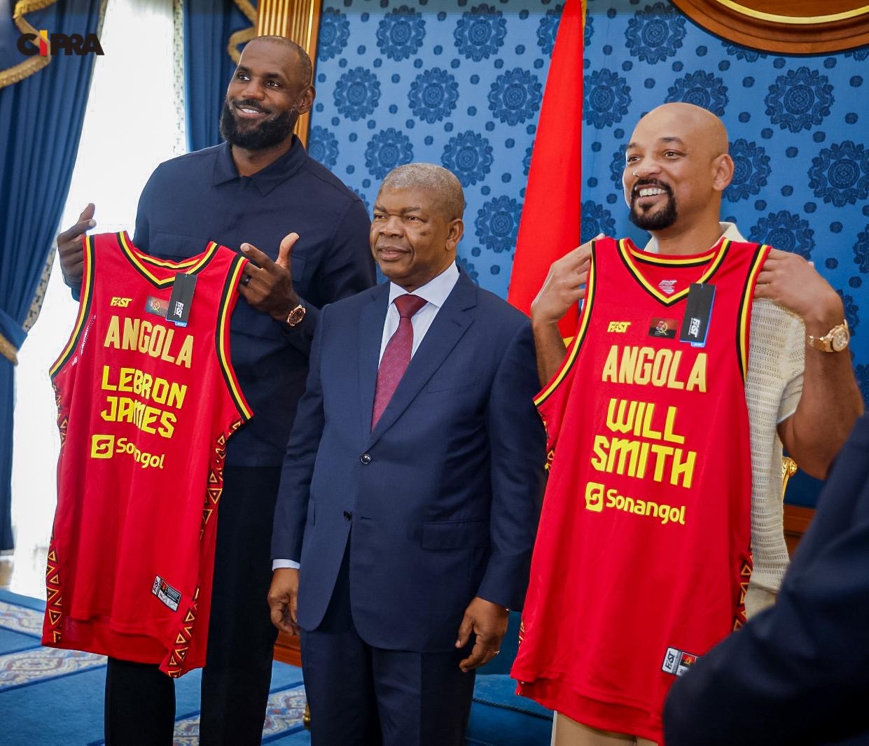 João Lourenço oferece camisolas da selecção de basquetebol a Will Smith e LeBron James
