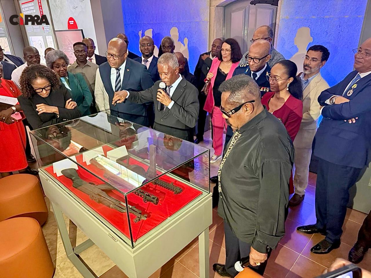 Responsáveis de instituições do ensino superior visitam exposição sobre operações militares em Angola